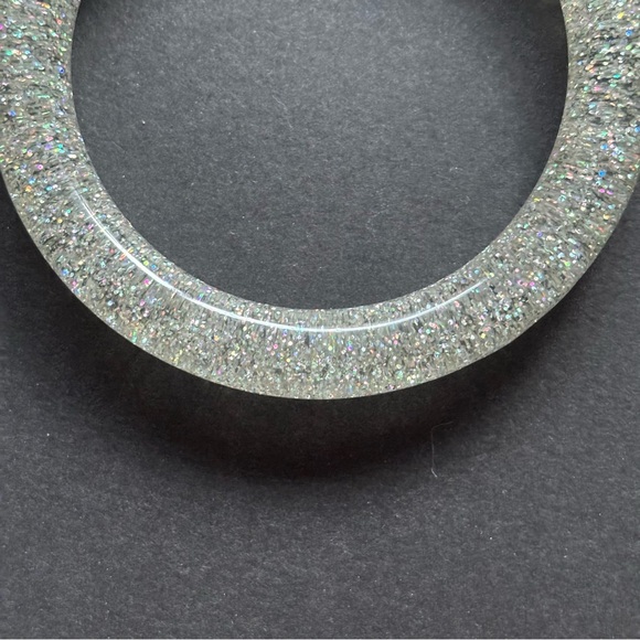 🌈 Silver Glitter Acrylic Bangle Bracelet - Picture 6 of 7